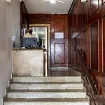 Studio na Avenida Atlantica com vista frontal para a praia do Leme para ate 3 pessoas