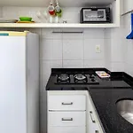 Studio na Avenida Atlantica com vista frontal para a praia do Leme para ate 3 pessoas