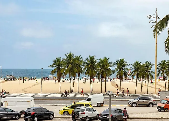 Studio na Avenida Atlantica com vista frontal para a praia do Leme para ate 3 pessoas